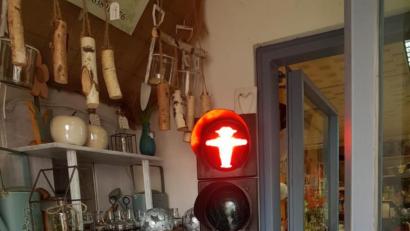 Bild: exb
Im Blumenladen in Neualbenreuth regeln Berliner Ampelmännchen den Kundenverkehr.