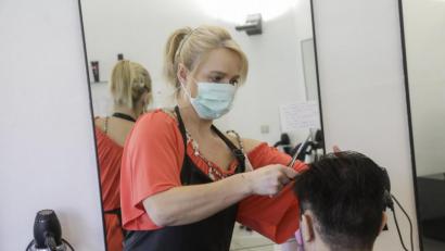 Archivbild: Thierry Roge/BELGA/dpa
Eine Friseurin mit Mundschutz schneidet einem Kunden in Brüssel die Haare. In Bayern dürfen die Friseursalons ab dem 4. Mai wieder öffnen