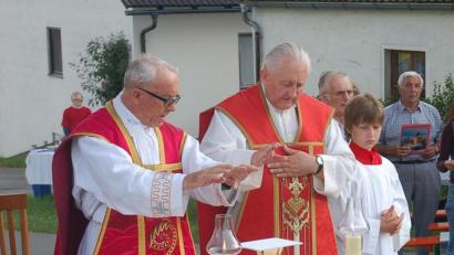 Bild: dob
Bei seinem letzten Heimatbesuch im Jahr 2013 feierte der gebürtige Unterlinder Pfarrer Gregor Zitzmann (rechts) mit Pater Georg Messer aus Malawi den Kreuzfestgottedienst in Obernankau mit den Gläubigen.