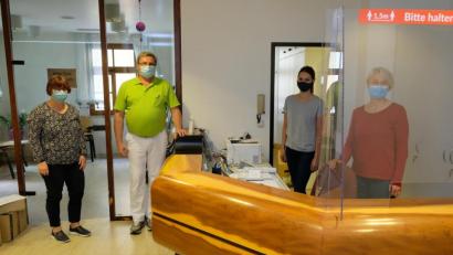 Bild: Stadt Amberg, Thomas Graml/exb
Das Team der Fieber-Ambulanz (von links): Renate Preuß (Ansprechpartnerin in der FüGK), Dr. Harald Schmaußer (Versorgungsarzt), Jana Seitz und Ulrike Güldenberg (Praxis-Organisation)