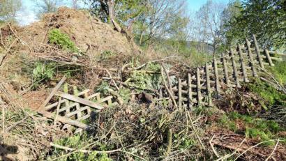 Bild: Kunz
An einem Platz für Gartenabfälle entdeckt Hans Forster einen kompletten Gartenzaun samt Eisenpfosten.