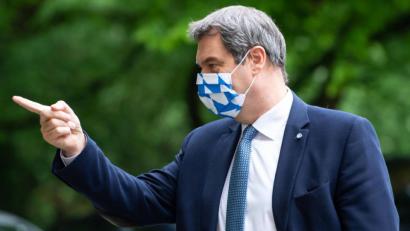Bild: Sven Hoppe/dpa
Markus Söder (CSU), Ministerpräsident von Bayern, kommt nach einer Sitzung des bayerischen Kabinetts zu einer Pressekonferenz.