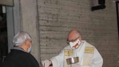 Bild: ads
Nach den neuen Vorgaben zum Schutz vor Corona müssen die Gläubigen während des Gottesdienstes Gesichtsmasken tragen. Zur Kommunion zieht auch der Pfarrer Mund-Nasen-Bedeckung und Handschuhe an.