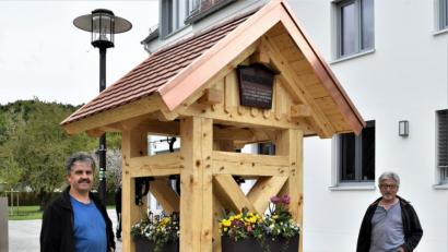 Bild: no
Gemeindearbeiter Manfred Luber (links) und der Vorsitzende des Gartenbauvereins Illschwang, Lorenz Geitner, stehen zufrieden am neu gestalteten Dorfbrunnen neben dem Rathaus.
