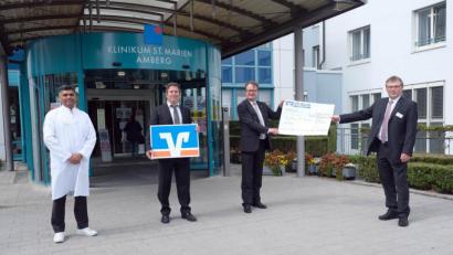 Bild: exb
Ein symbolischer Scheck der Volksbank-Raiffeisenbank Amberg steht für die 10 000 Euro, die in die Ausstattung des Corona-Labors im Klinikum fließen. Von links Prof. Dr. Hamid Hossain, Chefarzt am Institut für Mikrobiologie und Laboratoriumsmedizin im Klinikum St. Marien Amberg, VR-Bank-Marketingleiter Thomas Retzer, der Vorstand der Volksbank-Raiffeisenbank Amberg eG, Dieter Paintner, und Klinikums-Vorstand Manfred Wendl.