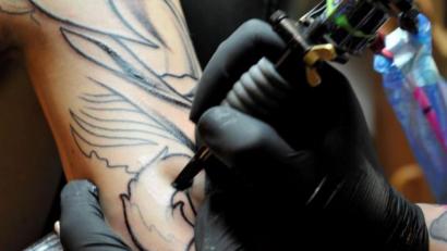 Bild: Frank Leonhardt/dpa
Während Friseure am 4. Mai ihre Salons öffnen dürfen, müssen Tattoo-Studios geschlossen bleiben. Diese Entscheidung der Regierung trifft auf Unverständnis bei den Dienstleistern.