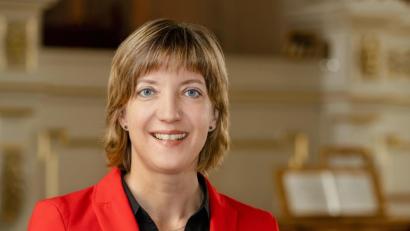 Bild: Cornelia Klein
Dekanatskantorin Kerstin Schatz bekommt den Titel einer Kirchenmusikdirektorin verliehen.