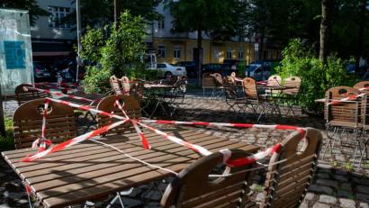 Bild: Christophe Gateau/dpa
Ab dem 18. Mai darf, unter strengen Hygiene- und Abstandsregeln, die Außengastronomie wieder bis maximal 20 Uhr geöffnet haben.