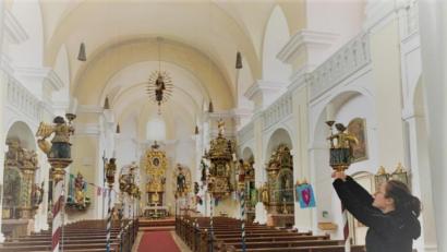Bild: gz
Die Gründerin der Katholischen Jugend Eslarn, Marie Hummer, verknüpft am Engel die letzte Kordel, so dass das Gemeinschaftswerk am Samstag erstmals von den Kirchenbesuchern bewundert werden kann.