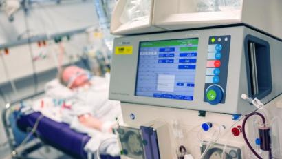 Bild: Peter Kneffel/dpa
Ein Coronapatient l in einem Intensivzimmer mit Beatmungs- und einem Dialysegerät. Wie über die Fallzahlen informiert wird, unterscheidet sich von Region zu Region sehr.