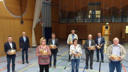 Bild: ibj
Die ausgeschiedenen Marktgemeinderatsmitglieder Heribert Urbanek (links) sowie (von rechts) Otto Weiß, Martin Wild, Josef Kotz, Hermine Koch, Karl Stiegler, Christof Braunisch und Michaela Obleser werden von Bürgermeister Bernhard Lindner (Zweiter von links) mit einer regionalen Wegzehrung verabschiedet.