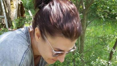Bild: Bienery/exb
Stefanie Zehetbauer siedelte die Bienen von der Gefängnismauer in eine Klotzbeute um. Das ist eine Behausung, in der die Insekten selbst ihre Waben bauen und aus der kein Honig geerntet wird.
