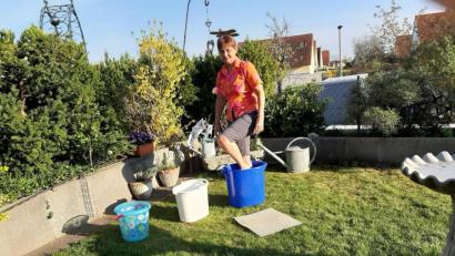 Bild: Evelin Hensel
Mehr als einen Eimer braucht es nicht: Kneipp-Vereinsvorsitzende Evelin Hensel zeigt, wie Wassertreten zu Hause funktioniert.