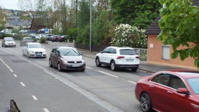 Bild: e
Die mit nahezu 20 000 Fahrzeugen pro Tag belastete Vilstalstraße und die damit einhergehende Westumfahrung ist immer noch ein Thema im Kümmersbrucker Gemeinderat. Das Bild zeigt die Situation in der Ortsdurchfahrt von Haselmühl.