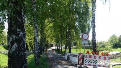 Bild: rn
An der Zufahrt zum Eschenbacher Friedhof haben die Grabungsarbeiten für Wasser und Kanal begonnen.