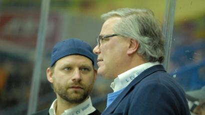 Bild: gb
Das Trainerduo der Blue Devils (links Florian Zellner, rechts Ken Latta).