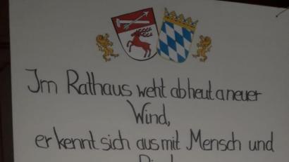 Bild: soj
Auch an der Eingangstür zum Rathaus waren Glückwünsche angebracht.