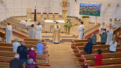 Bild: ü
Pfarrer Augustin Lobo zelebriert zusammen mit einigen Gläubigen in der Kirchenthumbacher Kirche sein Jubiläum.