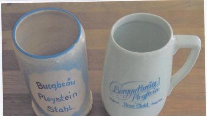 Bild: tu
Die zwei alten Bierkrüge der Burggut-Brauerei wurden dem Museumsarbeitskreis für Ausstellungszwecke gestiftet.