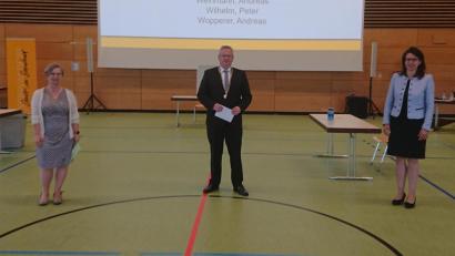 Bild: Hösamer
Martina Englhardt-Kopf (rechts) von der CSU ist neue Zweite Bürgermeisterin in Schwandorf. Dritte Bürgermeisterin ist Marion Juniec-Möller von den Grünen (links). Beide wurden von Oberbürgermeister Andreas Feller vereidigt.