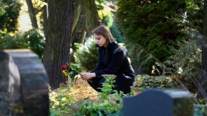 Bild: Franziska Gabbert/dpa
Es ist immer schwer einen geliebten Menschen zu verlieren. Besonders schlimm ist es oft für Kinder und junge Erwachsene, wenn ein Elternteil stirbt.