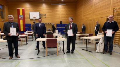 Bild: Eichl
Die Verabschiedung in feierlichem Rahmen wird nachgeholt: Die ausgeschiedenen Markträte Josef Wittmann, Johann Völkl, Bernhard Weiß (von links) und Bürgermeister Markus Ludwig (Zweiter von links).