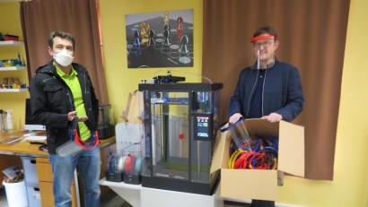 Bild: jzk
Fachoberlehrer Mathias Frischholz (rechts) übergab Versorgungsarzt Dr. Peter Deinlein 
Face-Shields und Maskenhalterungen.