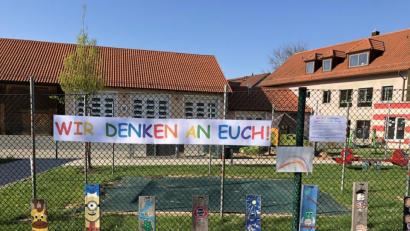 Bild: grm
Die Kindertagesstätte St. Otto in Irchenrieth ist derzeit zwar geschlossen, doch haben die Erzieherinnen zahlreiche Angebote für die Kinder zu Hause parat. Mit abwechslungsreichen Vorschlägen bieten sie den Buben und Mädchen Vorschläge für Spiele, Lernen, Malen und Bewegung.