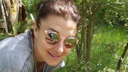 Bild: exb
Imkerin Stefanie Zehetbauer und die Bienen nach der Umsiedelung von der JVA-Mauer in eine Klotzbeute. Eine Klotzbeute ist eine selbst gebaute Behausung für Bienen in einem hohlen Stamm.