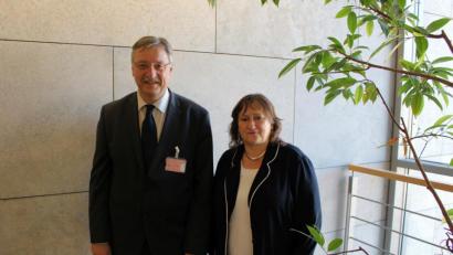 Bild: Felix Engelhard/exb
Marianne Schieder (SPD) und Hans Eich von der Deutschen Zoll- und Finanzgewerkschaft.