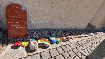 Bild: sgs
Bunt bemalte Steine zieren den Weg neben der Kirche St. Magdalena in Gleiritsch. Ab dem Wochenende finden auch hier wieder Gottesdienste unter besonderen Vorschriften statt.