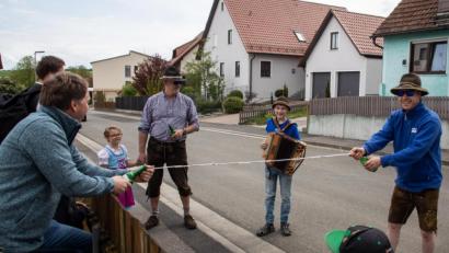 Bild: hbe
Zwei Meter und nicht näher! Hier wird bei der Lintacher Kirwagaudi der Abstand gemessen.
