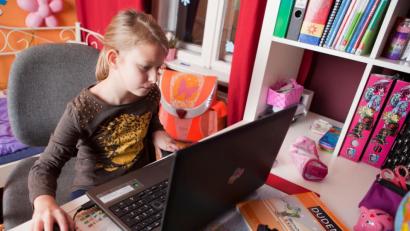 Bild: Silvia Marks
Ein Laptop im Kinderzimmer - in Zeiten der Schulschließungen wegen der Corona-Pandemie eine Möglichkeit am Unterricht teilzunehmen.