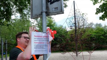 Bild: Stephan Huber
Ein Mitarbeiter des Betriebshofs gibt am Mittwoch den Spielplatz am Schießstätteweg wieder frei.