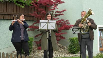 Bild: adj
Seit sieben Wochen erfreuen die Musiker der Jugendblaskapelle Parkstein um Kapellmeister Alfons Steiner die Menschen am Sonntag um 18 Uhr mit ihrer Musik. Im Bild von links: Corinna, Melanie und Alfons Steiner (Parkstein, Richard-Strauß-Straße)