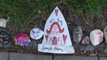 Bild: sei
Individuell gestaltete Steine mit Sprüchen reihen sich in die Steinschlange in Mantel ein. Die Initiaoren hoffen, dass das kleine Kunstwerk weiter wächst.