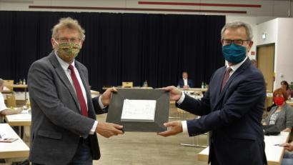 Bild: stg
Ein Kemnath-Relief überreichte Zweiter Bürgermeister Hermann Schraml (links) an den scheidenden Bürgermeister Werner Nickl.