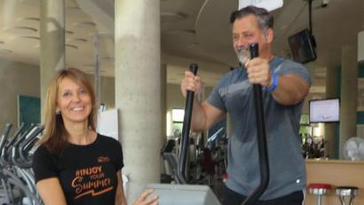 Archivbild: Hirsch
"Injoy"-Geschäftsführerin Margit Liegl (links) hat die Voraussetzungen für eine kontaktlose Nutzung ihres Fitness-Studios.