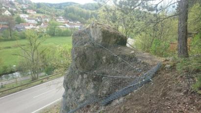 Bild: Stefan Weidenhammer 
Mit Stahlankern und Netzen haben die Experten die Felsformationen bei Kastl und Pfaffenhofen gesichert. So soll verhindert werden, dass Steine auf die darunter liegende Straße fallen.