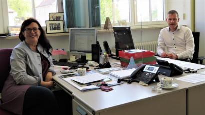Bild: ubb
Kreismusikschulleiter Tobias Böhm und seine Stellvertreterin Carol Bischoff arbeiten - immer auf Abstand und durch eine Sichtscheibe zwischen den Schreibtischen getrennt - nun an einem umfangreichen Hygieneprogramm für den Start des Einzelunterrichts in der nächsten Woche.
