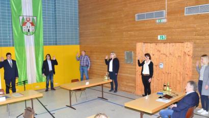 Bild: fjo
Nicole Hoch, Maria Reichenberger-Hösl und Erika Grötsch (stehend, von rechts) verstärken als neue Mitglieder die weibliche Seite im Waidhauser Marktrat. Manfred Schneider, Andreas Ringholz und Ulli Theiß (von links) vervollständigen das Gremiuim.