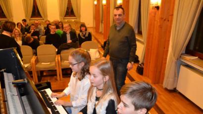 Archivbild: gi
Die Schüler der Musikschule freuen sich mit Musikschulleiter Wolfgang Ziegler über die Fortsetzung des Unterrichts - wenn auch nicht so wie hier vor Corona.