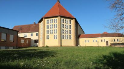 Bild: Hirsch
Auf dieser Freifläche zwischen Kirche und Sparkasse entsteht noch heuer ein Parkplatz.