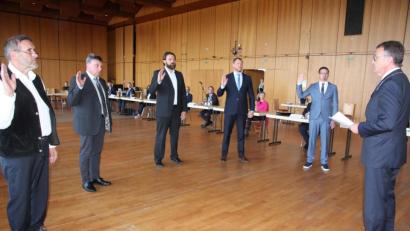 Bild: kro
Bürgermeister Franz Stahl (rechts) vereidigte die neuen Stadträte, von links, Franz Heinrich, Mario Franz, Jürgen Steinhauser, Huberth Rosner und Dr. Michael Rüth.