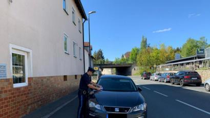 Bild: Polizei Sulzbach-Rosenberg
So ein Gehsteigparker bekommt von der Polizei erst einmal einen Zettel unter den Scheibenwischer.