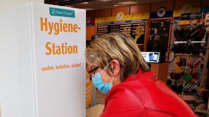 Bild: Thomas Dobler
„Hygiene-Station“ nennt sich das Gerät, das in den Eingangsbereichen des Globus-Warenhauses aufgestellt wurde und die Handdesinfektion ermöglicht, ohne dass man dabei etwas berühren müsste.