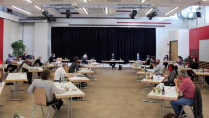 Bild: stg
Die vergangene Wahlperiode des Kemnather Stadtrates ging mit einer ungewöhnlichen Sitzordnung zu Ende.