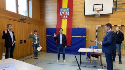 Bild: Eichl
Bürgermeister Markus Ludwig (rechts) vereidigt die neuen Gemeinderatsmitglieder: Andreas Müller, Beate Gmeiner und Benedikt Grimm (von links).