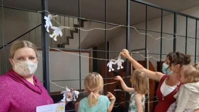 Bild: du
Die Eltern-Kind-Gruppe unter Leitung von Michaela Hahn (links) lädt Kinder und Eltern zu einer ganz besonderen Muttertags-Aktion in die Pfarrkirche ein. Mitmachen kann jeder. Alt und Jung. Umso mehr sich beteiligen, umso länger wird die symbolische Kette in der Kirche.