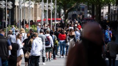 Bild: Sven Hoppe/dpa
Wieder mächtig was los: Zahlreiche Passanten nutzen das schöne Wetter für einen Spaziergang in der Fußgängerzone.
